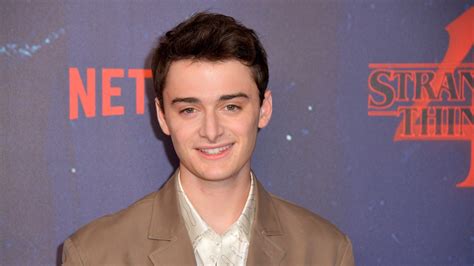 Stranger Things Star Noah Schnapp Confirms Both。